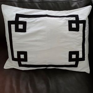 VILLA 
by NOBLE EXCELLENCE WHITE w/BLACK GEOMETRIC DESIGN
20x26 IN
100% COTTON